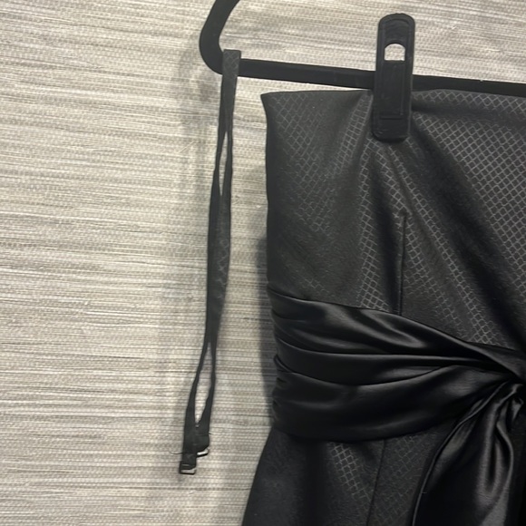 Form fitting black dress - Picture 6 of 6